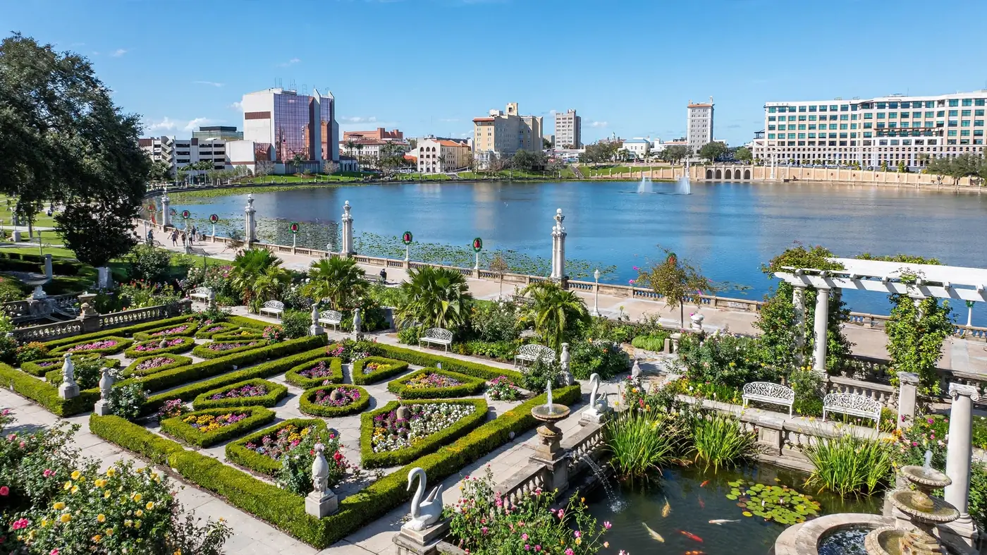 Lakeland downtown with Lake Mirror promenade